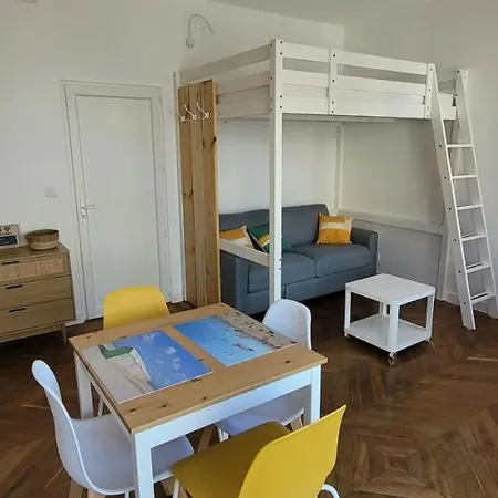 Grand Jaune Pour 4 Pers A Deux Pas De La De Apartment Berck